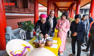 Bộ sưu tập hiện vật hầu đồng quý hiếm lần đầu ra mắt cộng đồng tín ngưỡng