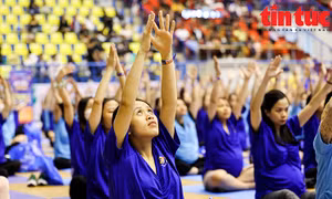 700 mẹ bầu tham gia đồng diễn Yoga ở Hà Nội
