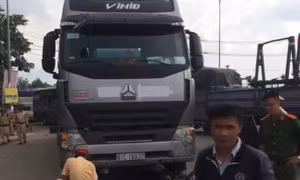 Va chạm với xe đầu kéo, 2 người thương vong