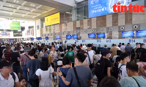 Lượng khách nội địa sân bay Nội Bài tăng cao trong ngày đầu nghỉ lễ 30/4