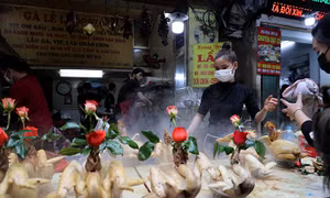 'Gà ngậm hoa hồng' đắt khách trong ngày 29 Tết ở chợ phố cổ