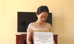 Bắt 'nữ quái' vận chuyển trái phép 10kg thuốc nổ