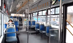 Giờ cao điểm, xe buýt ở Hà Nội vắng khách vì dịch COVID-19