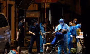 Xuyên đêm phong tỏa, xét nghiệm cho người dân ở Thụy Khuê (Hà Nội)