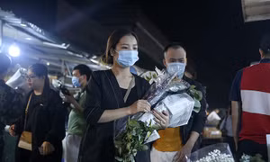 Chợ hoa lớn nhất Hà Nội nhộn nhịp trong dịp Ngày Nhà giáo Việt Nam