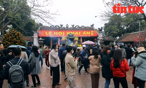 Người dân nô nức đổ về đền Trần trước giờ khai ấn