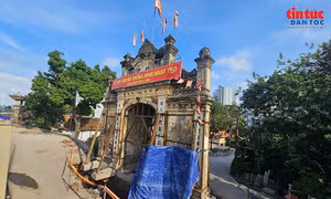 Bảo tồn cổng làng Nhật Tảo hơn 100 năm tuổi bằng kỹ thuật nâng nguyên khối