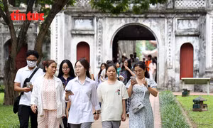 Sĩ tử gửi kỳ vọng tại Văn Miếu trước kỳ thi tốt nghiệp THPT