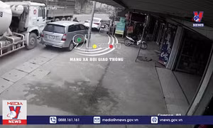 Đỗ xe bừa bãi dưới lòng đường gây nguy hiểm