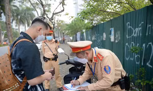 CSGT xử phạt nhiều trường hợp rẽ trái bất chấp biển báo cấm tại tuyến đường Hồ Tùng Mậu - Lê Đức Thọ