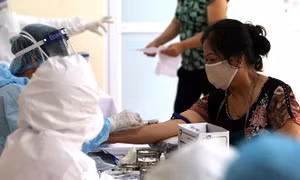 Tiểu thương chợ Ngã Tư Sở nghiêm túc xét nghiệm, sàng lọc nhanh COVID-19