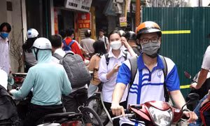 Người dân chật vật len lách qua 'lô cốt' giữa đường Lương Thế Vinh (Hà Nội)