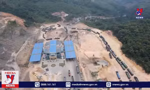 Xếp hàng dài để đợi làm thủ tục xuất cảnh tại Cửa khẩu Quốc tế La Lay