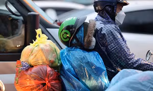 Người dân đội mưa lạnh trở lại Thủ đô ngày nghỉ Tết cuối cùng