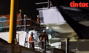 Đặt thành công dầm thép cuối cùng của cầu cạn Mai Dịch - Nam Thăng Long (Hà Nội) trong đêm