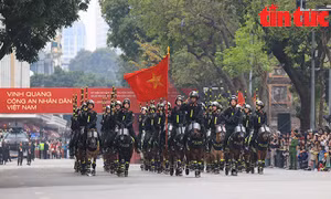 Kịch tính màn truy bắt tội phạm, mô tô hộ tống và cảnh khuyển tại hồ Hoàn Kiếm