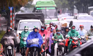 Hà Nội: Người dân đội mưa rời thành phố trong nghỉ lễ Quốc khánh 2/9 