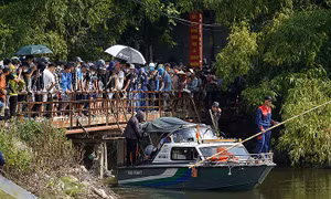 Đưa 2 ca nô và camera quay dưới nước tìm kiếm cô gái mất tích hơn 1 tháng qua