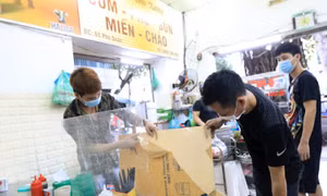 Quán ăn đồng loạt lắp vách chắn giọt bắn phòng dịch COVID-19