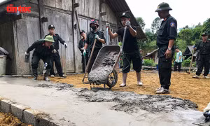 Cảnh sát cơ động giúp dân xóa nhà dột nát, dựng lại mái ấm mới