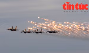 Mãn nhãn màn trình diễn của đội bay tiêm kích Su-30 MK2 chuẩn bị cho Triển lãm Quốc phòng quốc tế