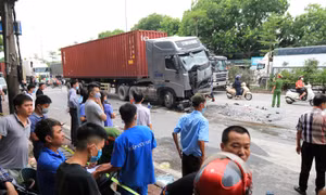 Xe container đâm vào xe 4 chỗ đang chờ đèn đỏ, 3 người tử vong