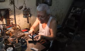 Người giữ lửa nghề chạm bạc thủ công phố cổ Hà Thành