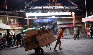 Tiểu thương vui mừng khi chợ Long Biên mở cửa trở lại