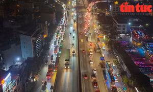 Nửa đêm, hàng dài ô tô nhích từng mét rời Thủ đô