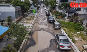 Giữa Thủ đô có con đường đầy 'ổ voi, ổ gà', thách thức mọi tay lái khi phải đi qua