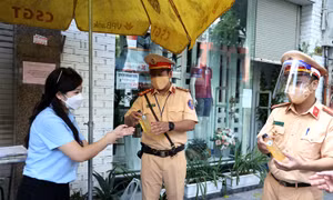 Gửi tặng hàng trăm chai nước hoa quả cho lực lượng giữ chốt kiểm soát dịch