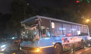 Hà Nội: Xe bus đâm sập rào chắn cầu vượt, giao thông ùn tắc nghiêm trọng