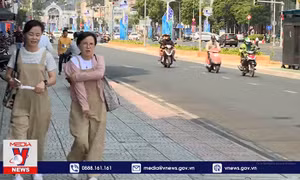Lắp mái che dọc vỉa hè cho người đi bộ