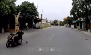 Chạy xe tốc độ cao đâm thẳng vào cảnh sát giao thông
