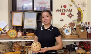 Người trẻ giữ lửa làng nghề mây tre đan Phú Vinh