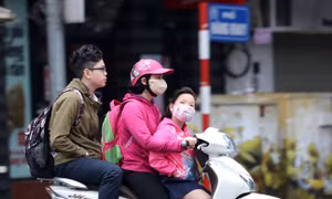 Người dân Thủ đô chống chọi thời tiết 'mùa đông giữa trưa hè'