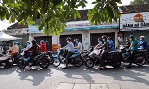 Xếp hàng dài kiểm tra giấy đi đường ở chốt kiểm soát dịch huyện Thanh Trì
