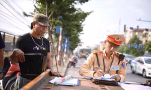 Đội CSGT số 14 Hà Nội xử phạt gần 300 trường hợp vi phạm trong hai ngày đầu ra quân