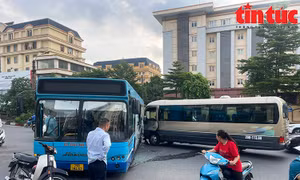 Xe khách đâm xe buýt khiến nhiều người hoảng loạn