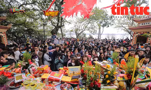 Phủ Tây Hồ đông nghịt người, không còn chỗ đặt lễ trong ngày mùng 6 Tết
