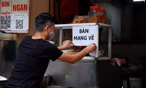 Hà Nội: Các 'vùng cam' dừng bán hàng ăn tại chỗ, học sinh chuyển học trực tuyến
