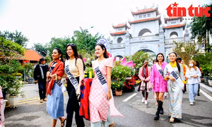Hoa hậu Du lịch thế giới 2022 thưởng lãm hoa tại Lễ hội hoa Mê Linh