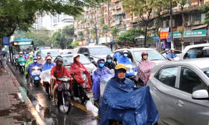 Sau cơn mưa lớn đầu giờ sáng, nhiều tuyến đường Hà Nội tắc cứng, người dân chật vật đi lại