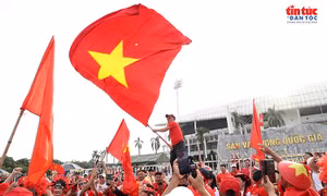 Sắc đỏ cuồng nhiệt đổ về Mỹ Đình trước giờ bóng lăn