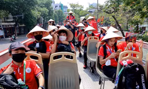 Các VĐV Thái Lan thích thú tham quan Hà Nội trên xe buýt 2 tầng