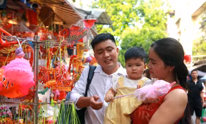 Tấp nập mua sắm đón Tết Trung thu trên phố cổ Hà Nội