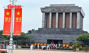 Đông đảo người dân vào Lăng viếng Bác sáng 19/5