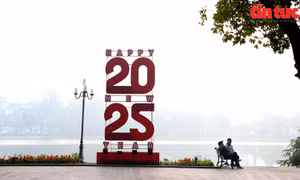 Đường phố Hà Nội yên bình trong ngày đầu năm mới 2025