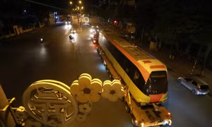 Đoàn xe siêu trường siêu trọng chở các toa tàu Metro về đến Hà Nội