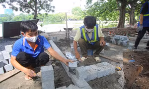 Công nhân gấp rút lát đá hoa cương quanh Hồ Gươm